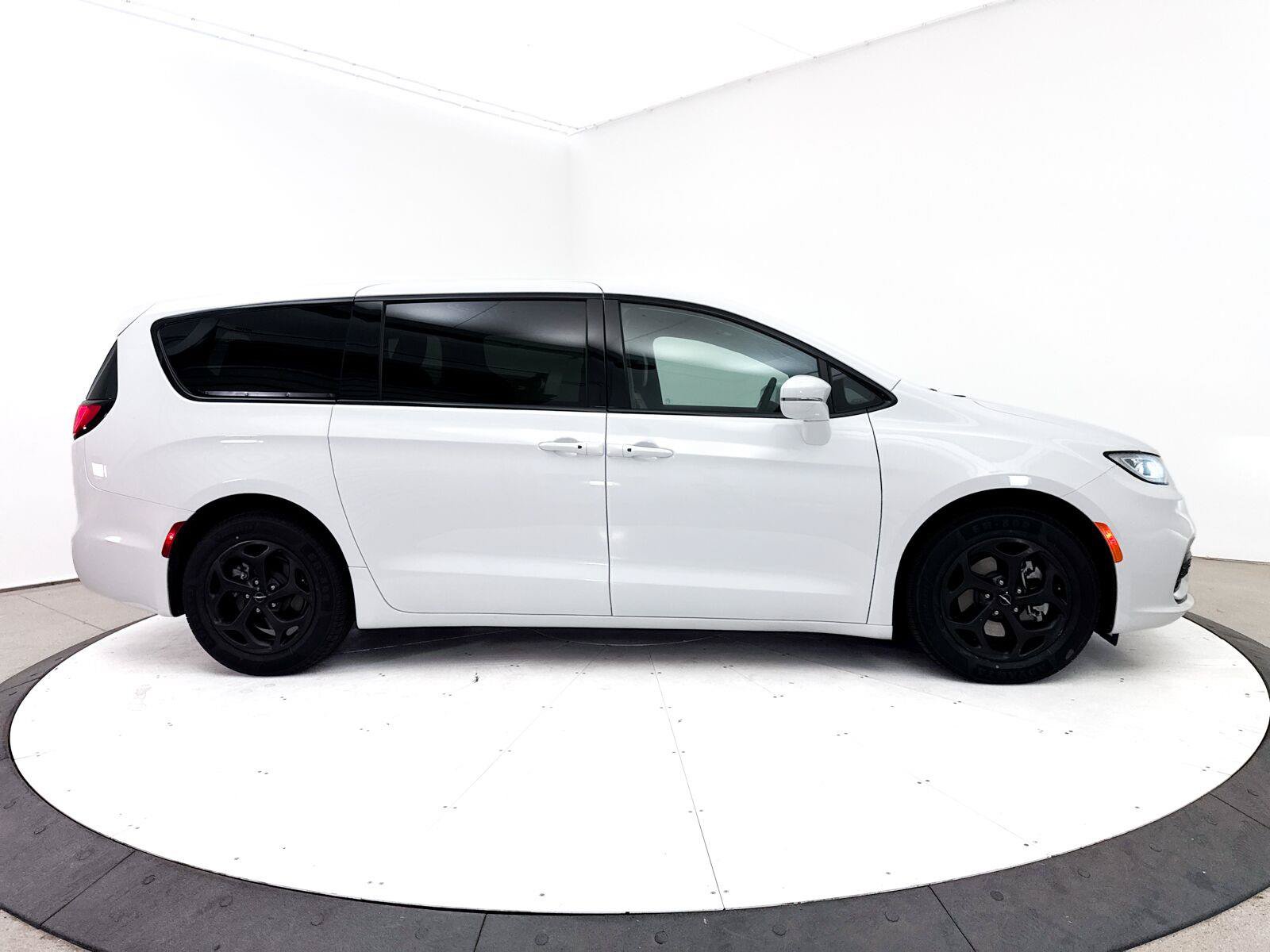 Used 2022 Chrysler Pacifica Touring-L w/ S Appearance Package FWD image 35