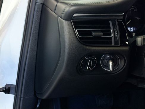 Certified 2022 Porsche Macan image 13