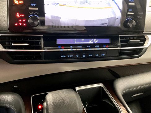 Used 2021 Toyota Sienna LE image 26