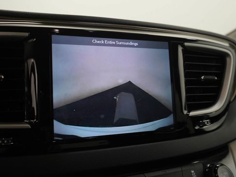 Used 2018 Chrysler Pacifica Touring-L w/ Tire & Wheel Group FWD image 27