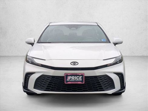 Used 2025 Toyota Camry SE w/ Convenience Package FWD image 2