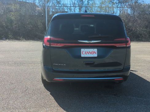 Used 2024 Chrysler Pacifica Touring-L image 6