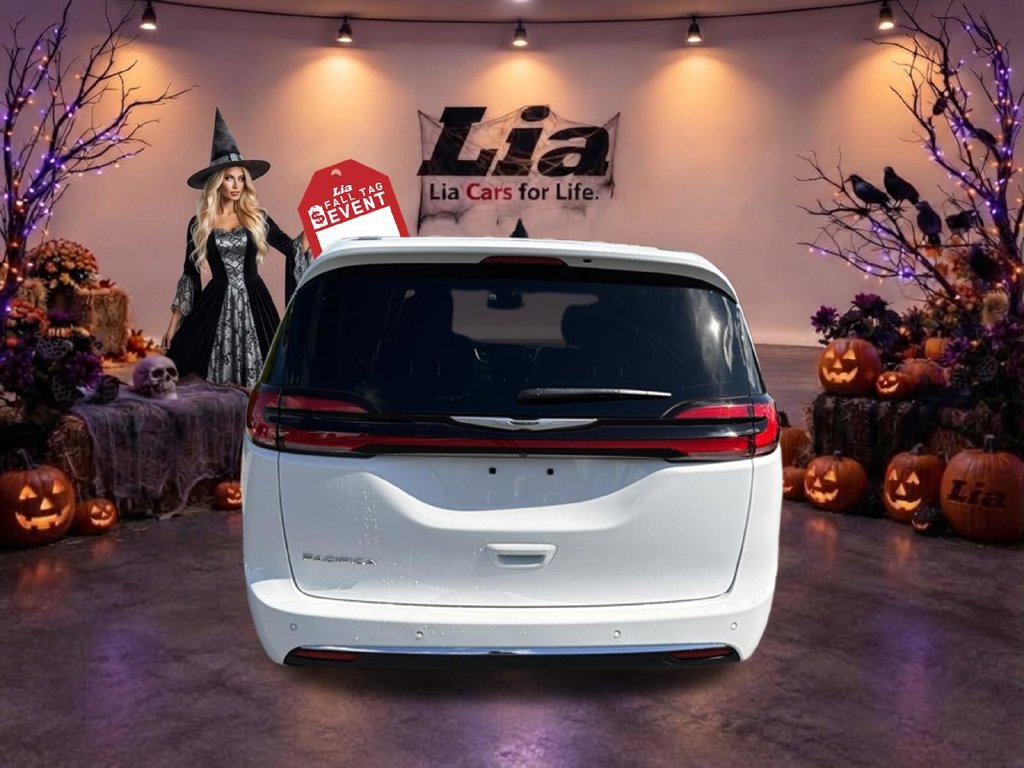 Used 2025 Chrysler Pacifica Select FWD image 5