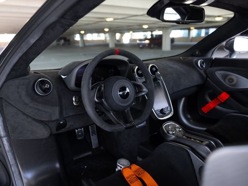 Used 2020 McLaren 620R RWD image 2