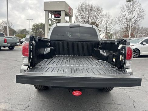 Used 2021 Toyota Tacoma TRD Off-Road w/ Technology Package image 8