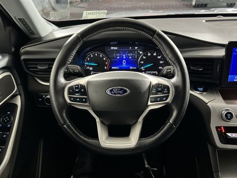 Used 2022 Ford Explorer XLT image 16