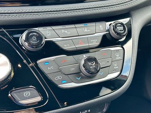 New 2026 Chrysler Pacifica Select w/ S Appearance Package image 10