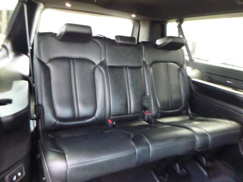 Used 2024 Jeep Wagoneer L Series III w/ Flexible Seating Group AWD/4WD image 9