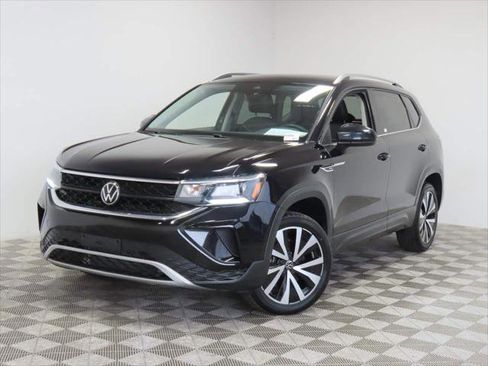 Used 2024 Volkswagen Taos SE FWD image 1