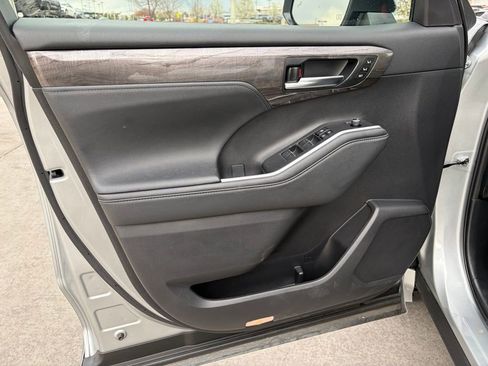 Used 2024 Toyota Highlander Limited image 9