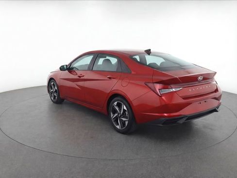 Used 2023 Hyundai Elantra SEL w/ Convenience Package FWD image 3