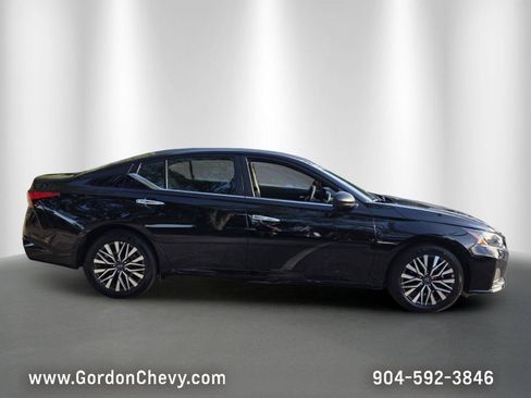 Used 2025 Nissan Altima 2.5 SV FWD image 7