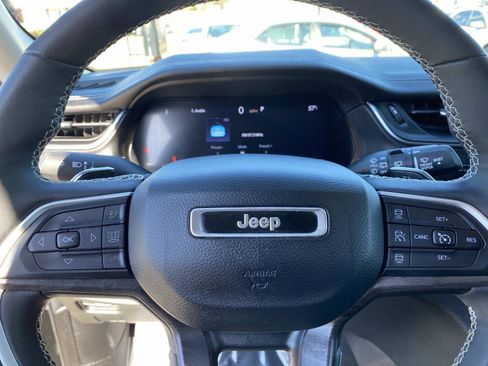 Used 2023 Jeep Grand Cherokee L Limited w/ Black Appearance Package image 15