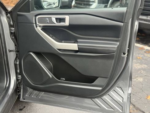 Used 2022 Ford Explorer XLT image 19