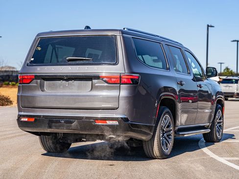 Used 2024 Jeep Wagoneer L Series II w/ Flexible Seating Group image 7