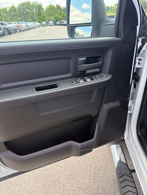 Used 2024 RAM 3500 Tradesman w/ Chrome Appearance Group AWD/4WD image 17