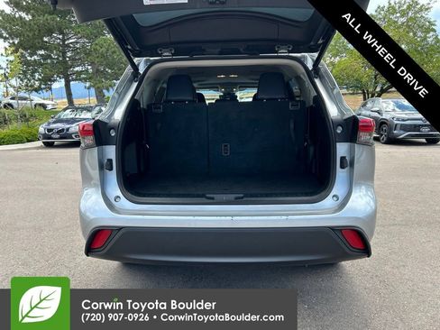 Used 2022 Toyota Highlander XLE AWD/4WD image 17