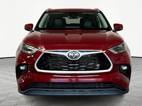 Used 2022 Toyota Highlander XLE image 3