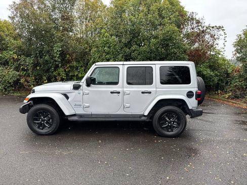 Used 2023 Jeep Wrangler Unlimited Sahara w/ Cold Weather Group AWD/4WD image 8