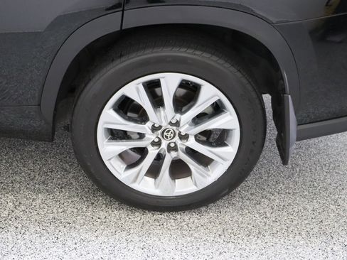 Used 2024 Toyota Highlander Limited image 9