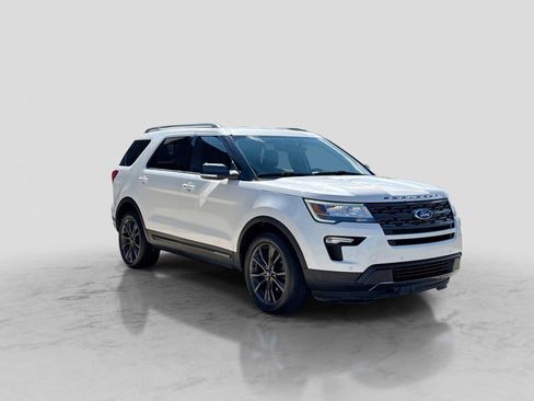 Used 2018 Ford Explorer XLT w/ Equipment Group 202A AWD/4WD image 8