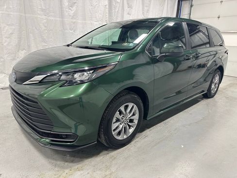 Used 2025 Toyota Sienna LE image 3