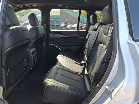 Used 2025 Jeep Grand Cherokee Overland AWD/4WD image 26