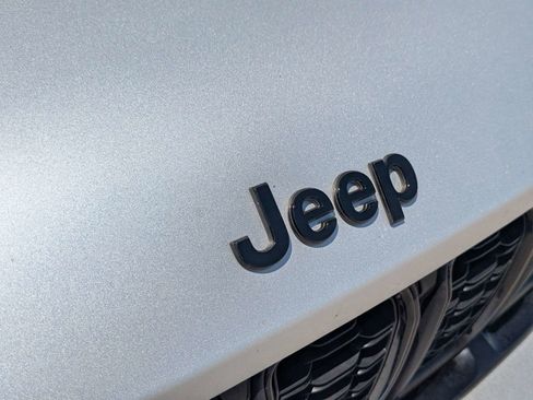 Used 2025 Jeep Grand Cherokee Altitude AWD/4WD image 13