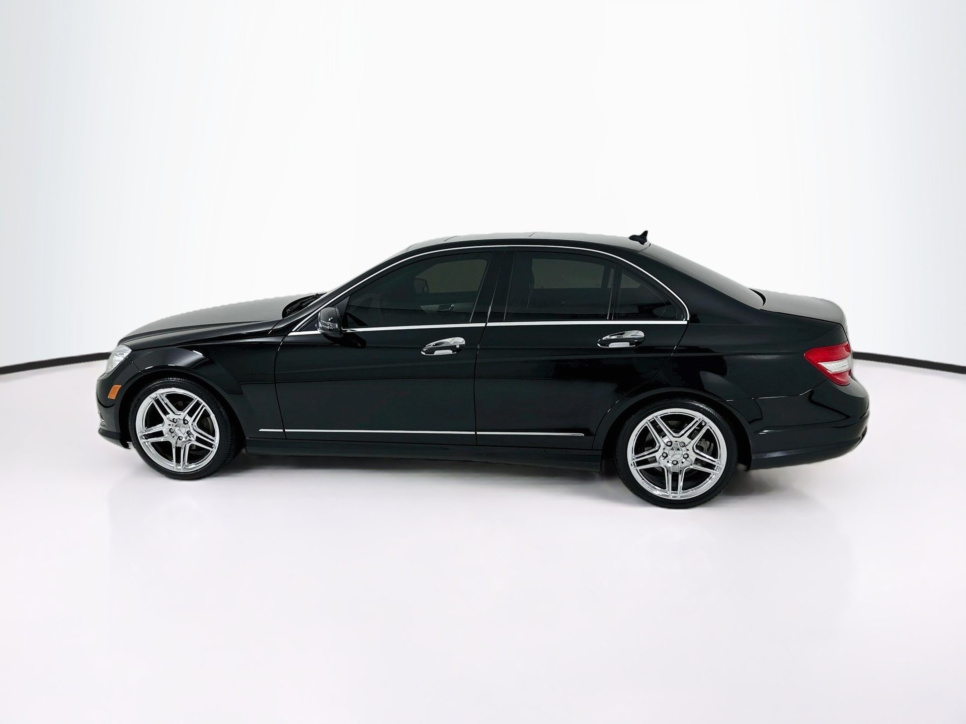 Used 2010 Mercedes-Benz C 300 Sedan image 5