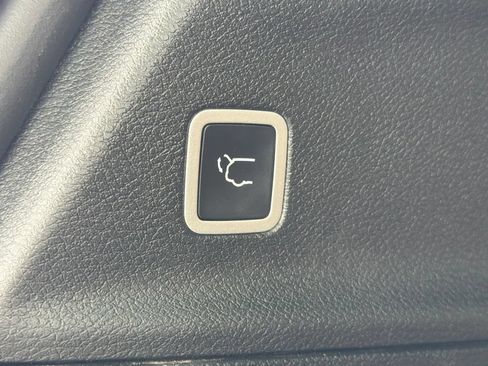 Used 2023 Chrysler Pacifica Pinnacle FWD image 17