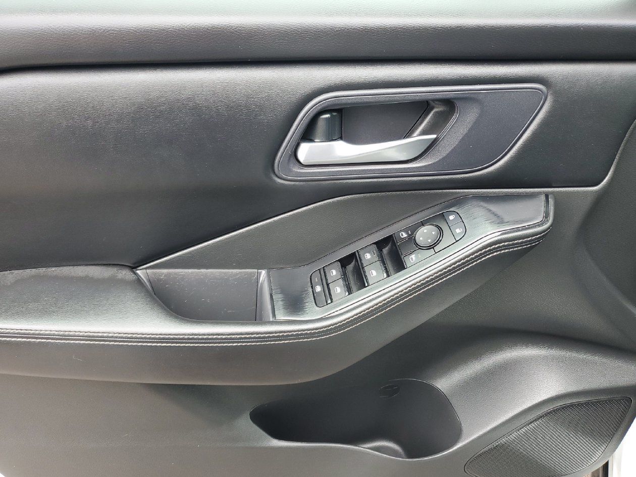 Used 2024 Nissan Rogue SV FWD image 15