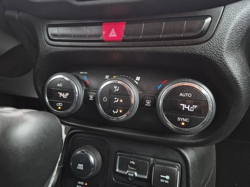 Used 2015 Jeep Renegade Latitude w/ Popular Equipment Group AWD/4WD image 25