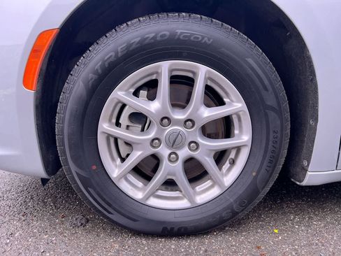 Used 2024 Chrysler Pacifica Touring-L FWD image 10