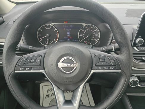 Used 2025 Nissan Altima 2.5 SV FWD image 13