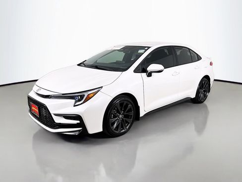 Certified 2025 Toyota Corolla SE image 3