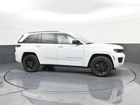 Used 2024 Jeep Grand Cherokee Altitude AWD/4WD image 9