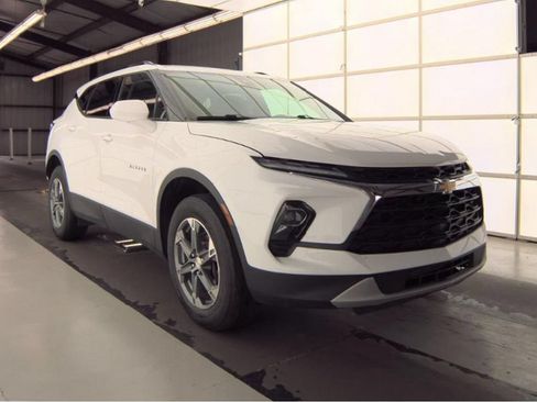 Used 2024 Chevrolet Blazer LT w/ Convenience Package FWD image 3