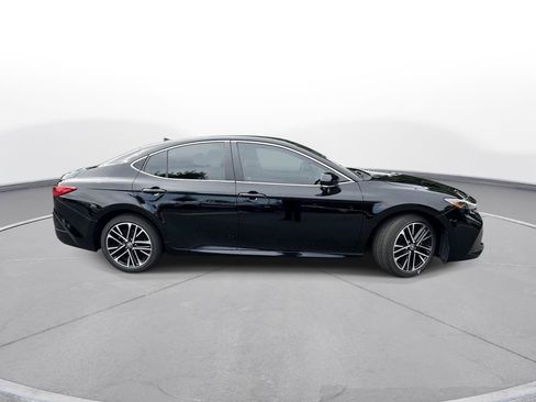 Used 2025 Toyota Camry XLE FWD image 5
