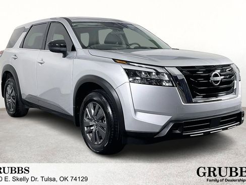 Used 2025 Nissan Pathfinder S image 1