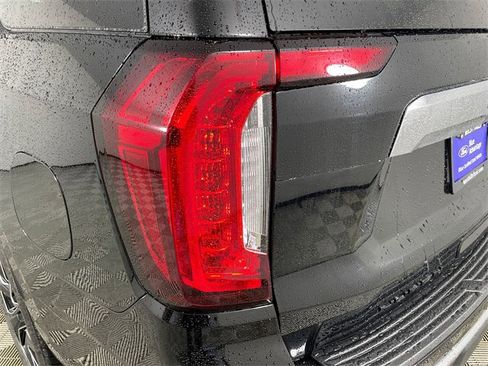 Used 2023 GMC Yukon SLT w/ SLT Luxury Package image 17