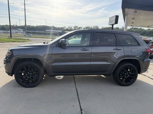 Used 2018 Jeep Grand Cherokee Altitude AWD/4WD image 4