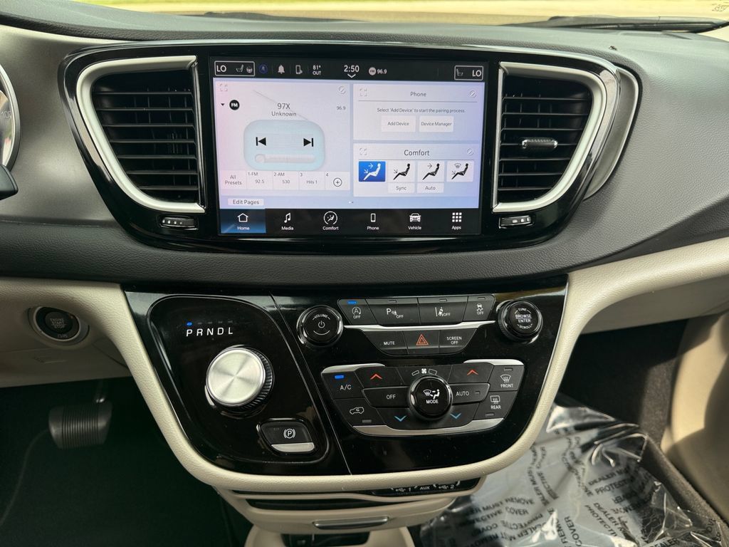 Used 2024 Chrysler Pacifica Touring-L FWD image 30