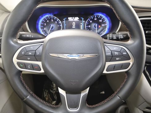 Used 2017 Chrysler Pacifica Touring-L image 35