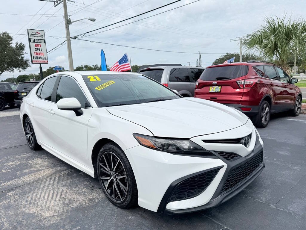 Used 2021 Toyota Camry SE FWD image 1