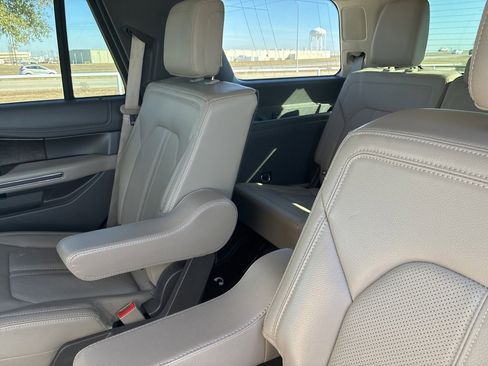 Used 2021 Ford Expedition Limited image 6