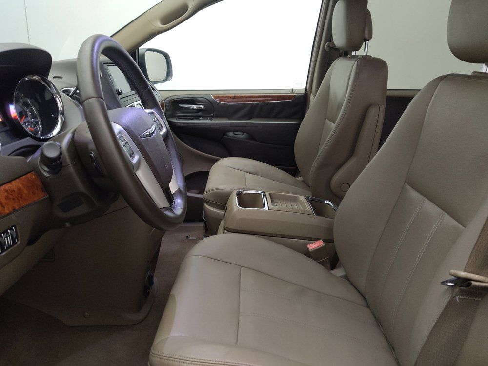 Used 2016 Chrysler Town & Country Touring FWD image 17