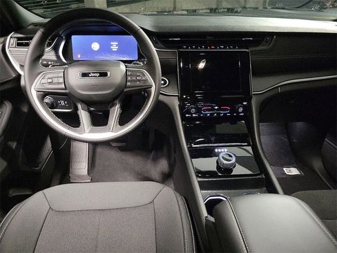 New 2025 Jeep Grand Cherokee Laredo image 4