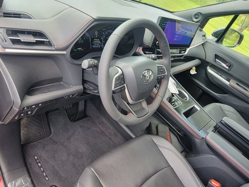 New 2026 Toyota Sienna XSE FWD image 7