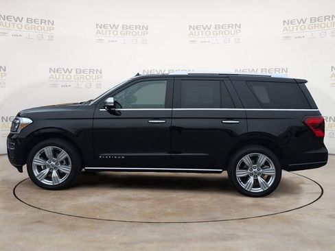 Used 2023 Ford Expedition Platinum AWD/4WD image 2