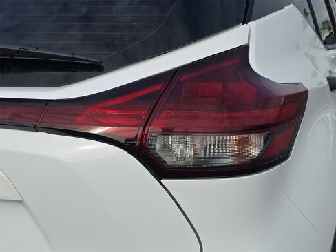 Used 2021 Nissan Kicks S image 7